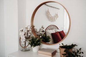 Ei Vain Kauneuden Vuoksi: Miksi Feng Shui -Oppien Mukaan Peiliin Tulisi Ripustaa Rutankukka