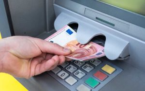 Hän Saa Vahingossa 300 000 Euron Tilisiirron Ja Kuluttaa Puolet Siitä 24 Tunnissa: ”Jumalan Lahja”.