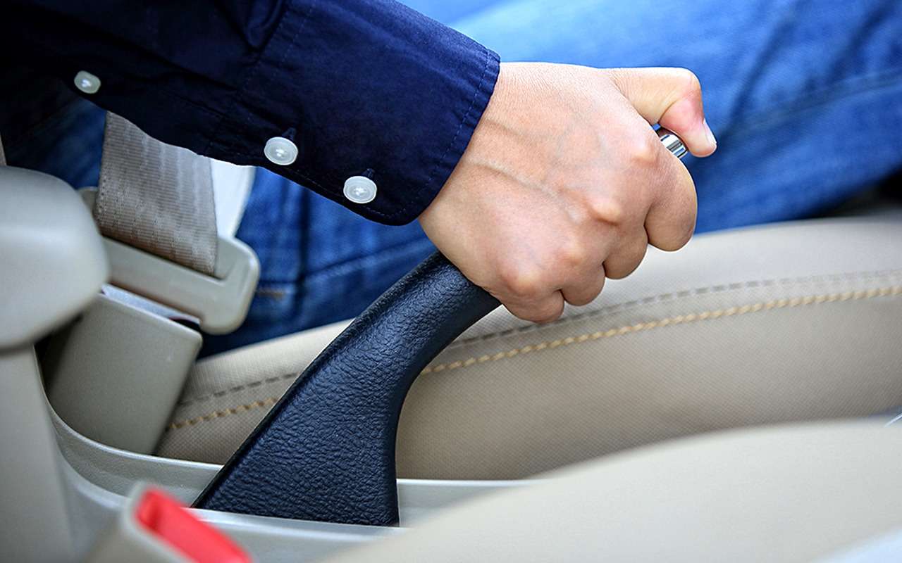Miksi Autoa Ei Saa Jättää Yöksi Käsijarrulla Pysäköitynä – Seuraukset Voivat Olla Ikävät: Asiantuntijan Selitys